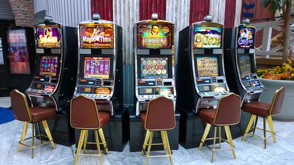 erek 04 mobile app dashboard showing slot games and live-dealer tables